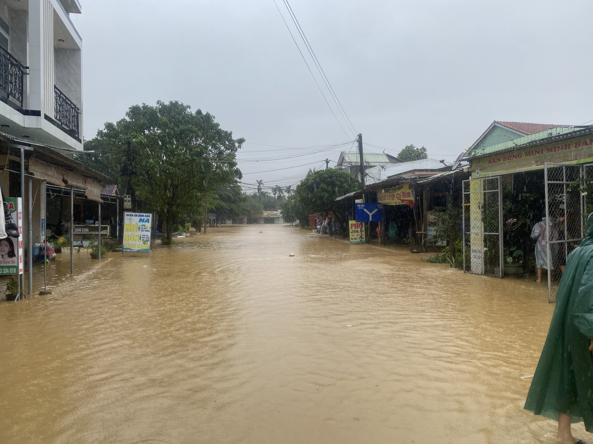 岘港洪水中心地区居民因第三天浸泡在洪水中而筋疲力尽